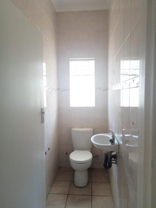 To Let 4 Bedroom Property for Rent in Goodwood Central Western Cape